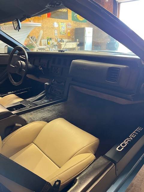 Chevrolet-corvette-1984-blue-18