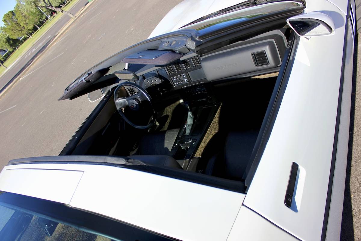 Chevrolet-corvette-1984-white-10