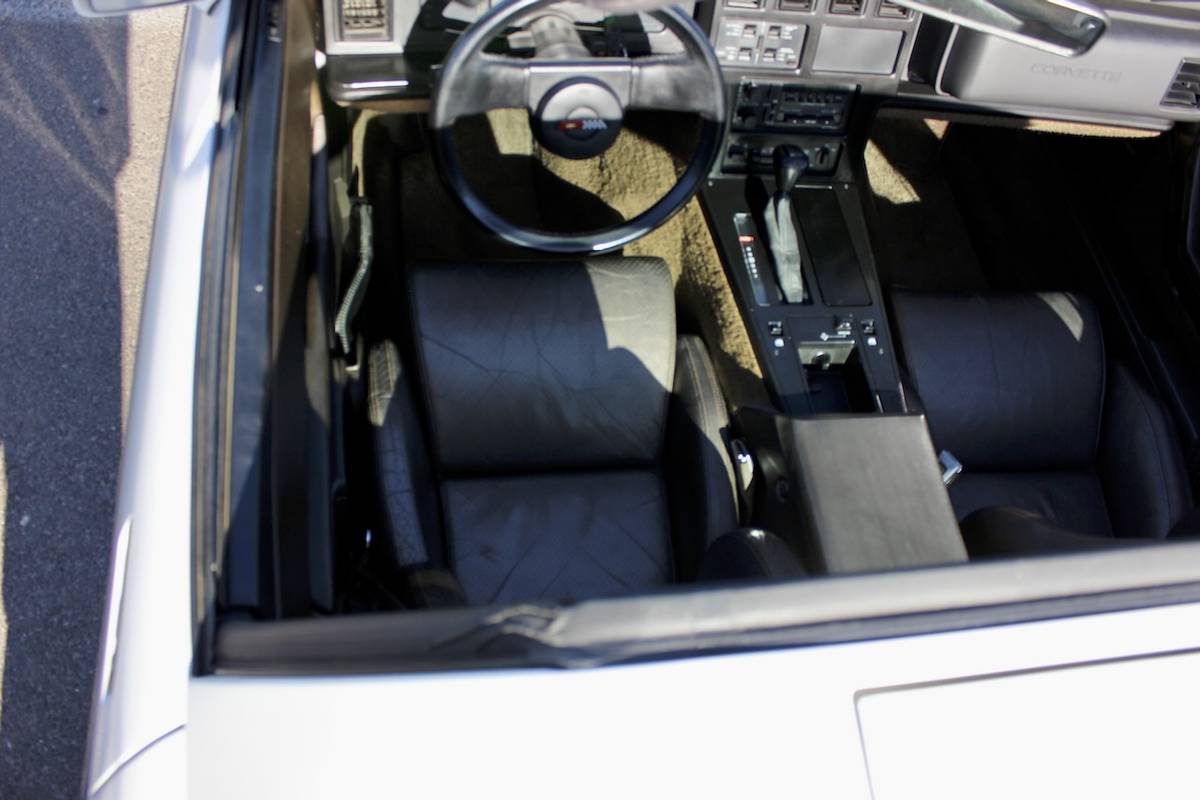 Chevrolet-corvette-1984-white-11