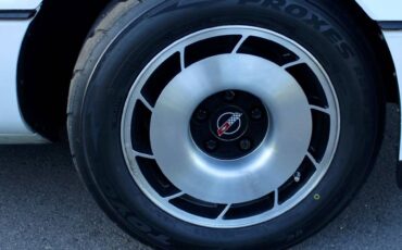Chevrolet-corvette-1984-white-14