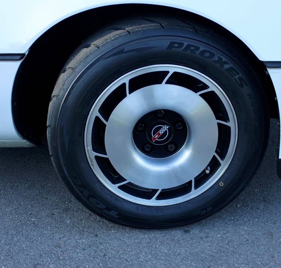 Chevrolet-corvette-1984-white-14