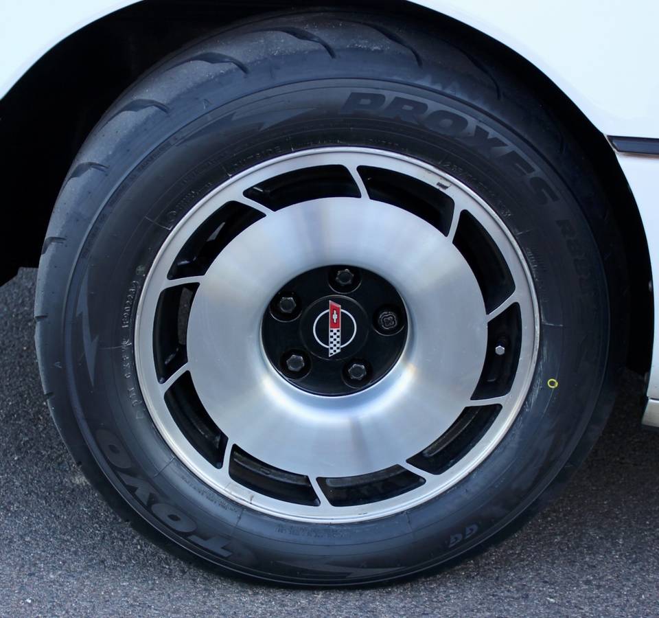 Chevrolet-corvette-1984-white-15