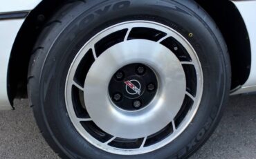 Chevrolet-corvette-1984-white-16