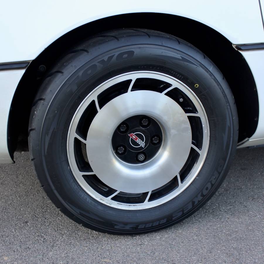 Chevrolet-corvette-1984-white-16