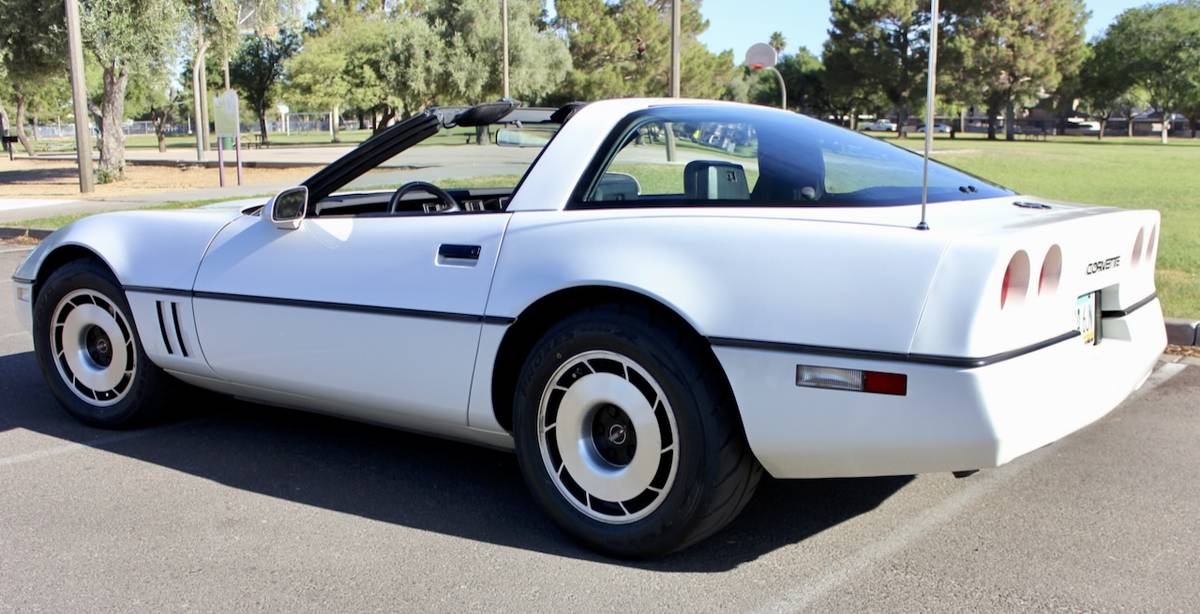 Chevrolet-corvette-1984-white-2