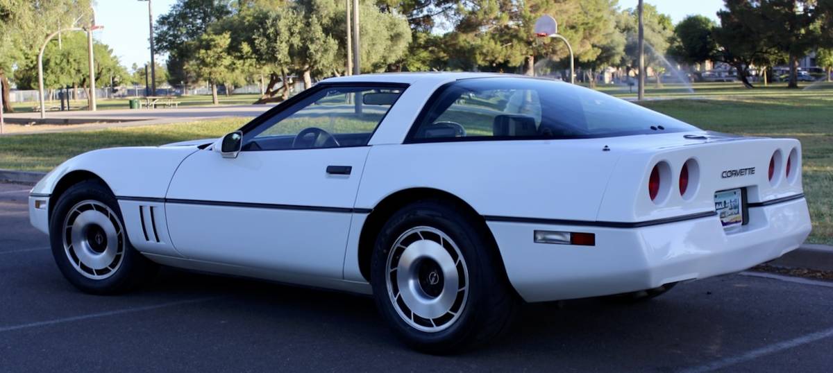 Chevrolet-corvette-1984-white-4