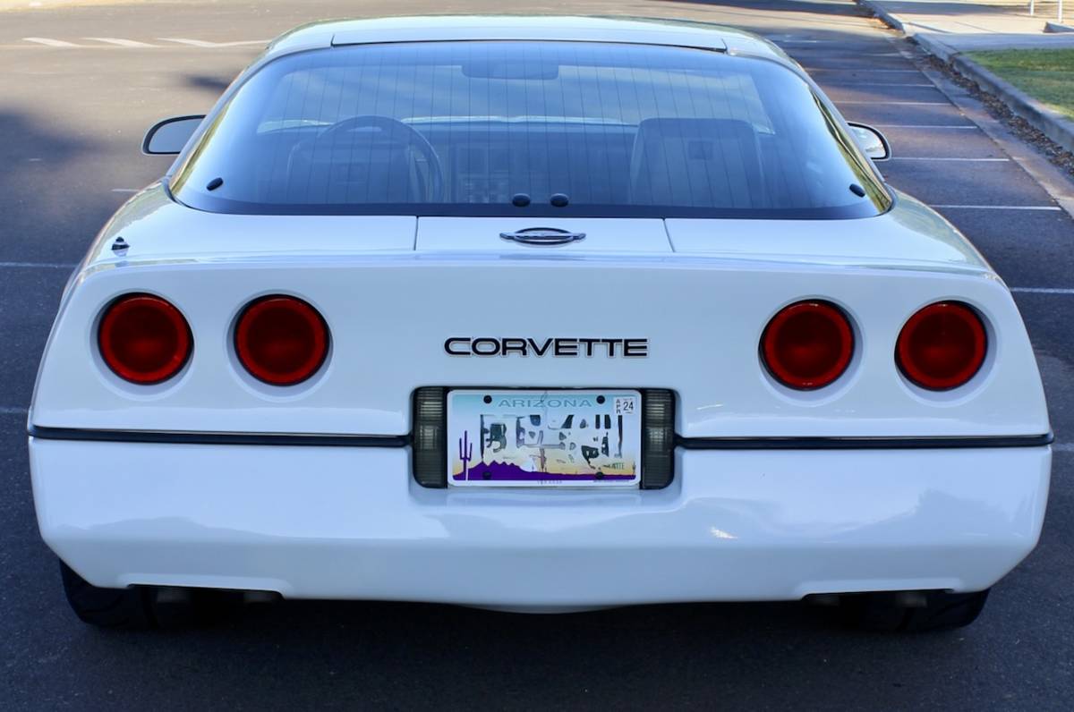 Chevrolet-corvette-1984-white-7