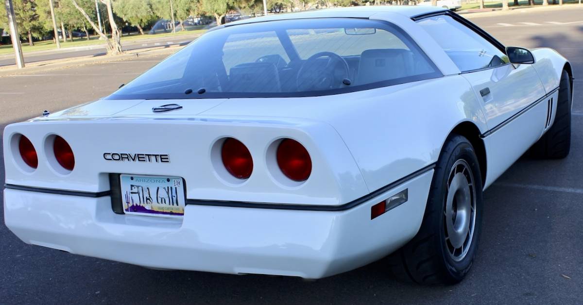 Chevrolet-corvette-1984-white-9