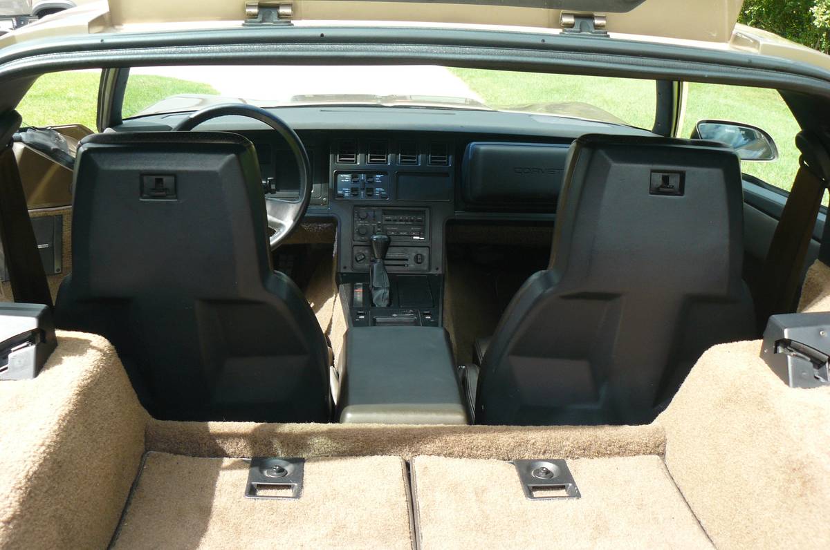 Chevrolet-corvette-1984