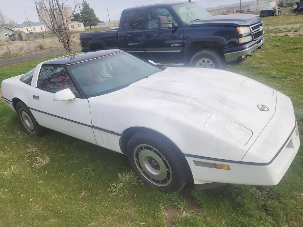 Chevrolet-corvette-1985-red