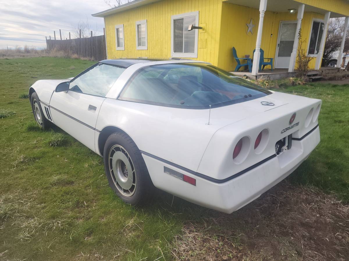 Chevrolet-corvette-1985-red-2
