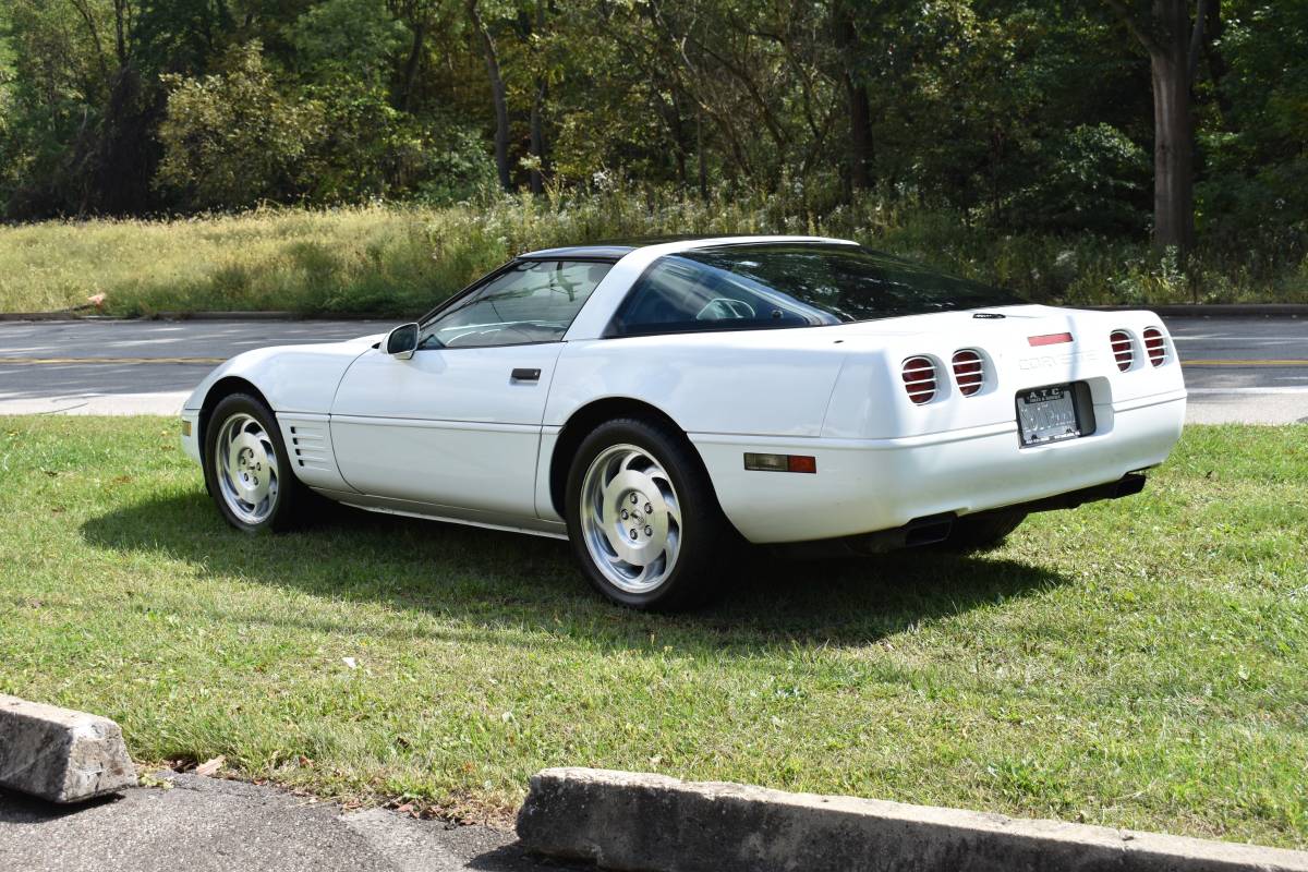 Chevrolet-corvette-1994-white-2
