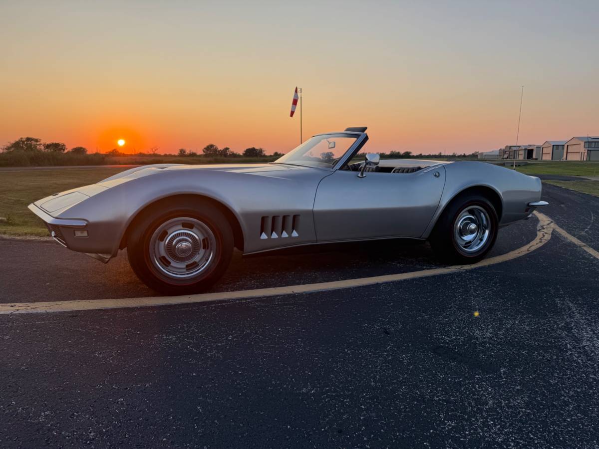 Chevrolet-corvette-convertible-1968-silver-2