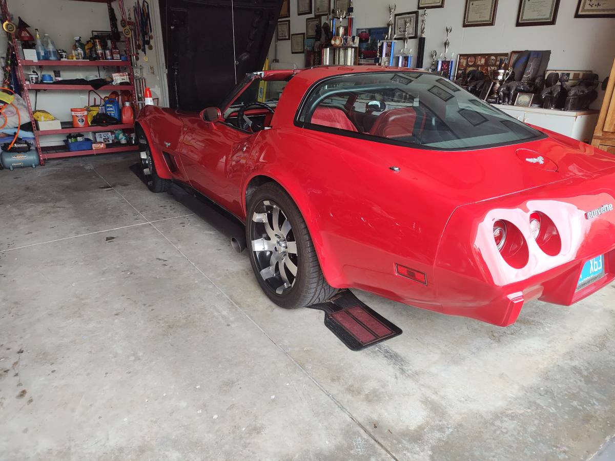 Chevrolet-corvette-coupe-1979-red-4