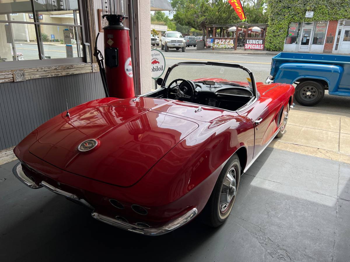Chevrolet-corvette-stingray-1962-red-19