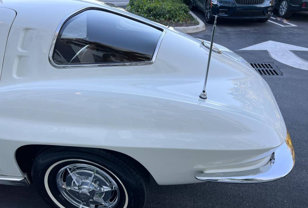 Chevrolet-corvette-stingray-1963-white-5