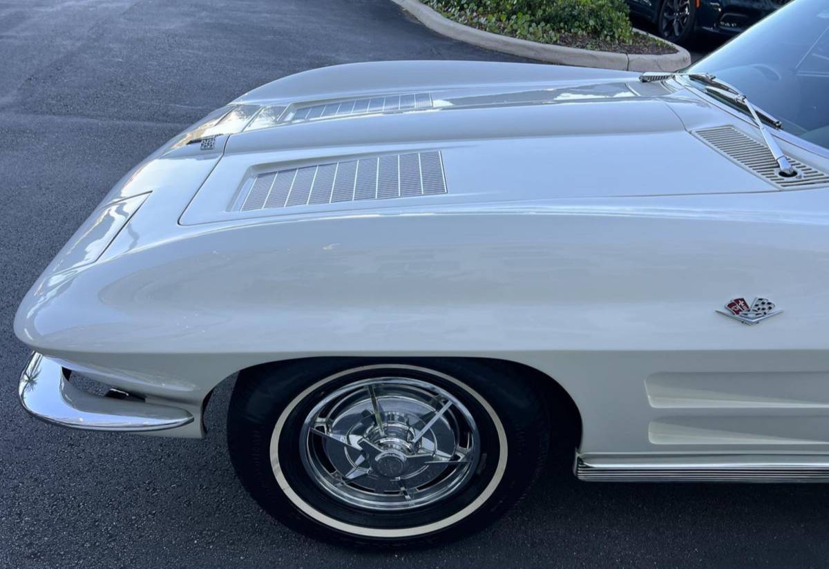 Chevrolet-corvette-stingray-1963-white-8
