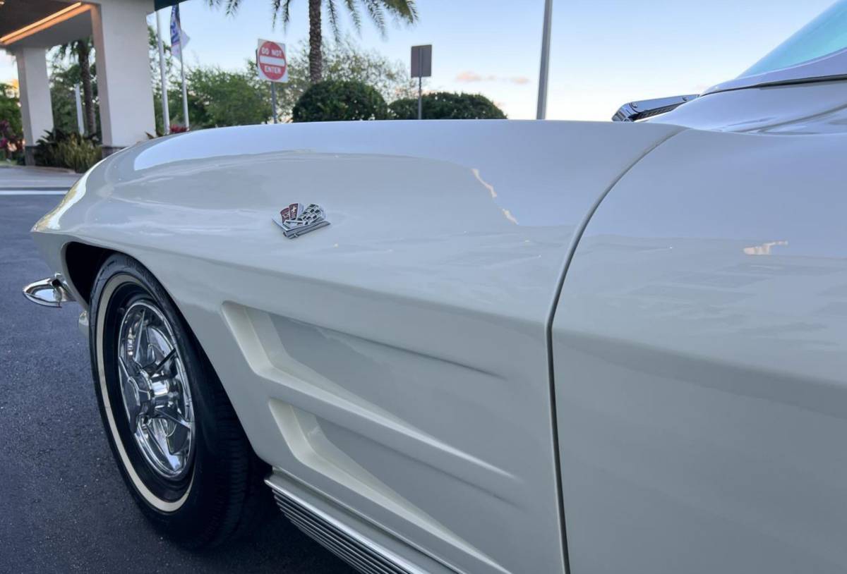 Chevrolet-corvette-stingray-1963-white-9