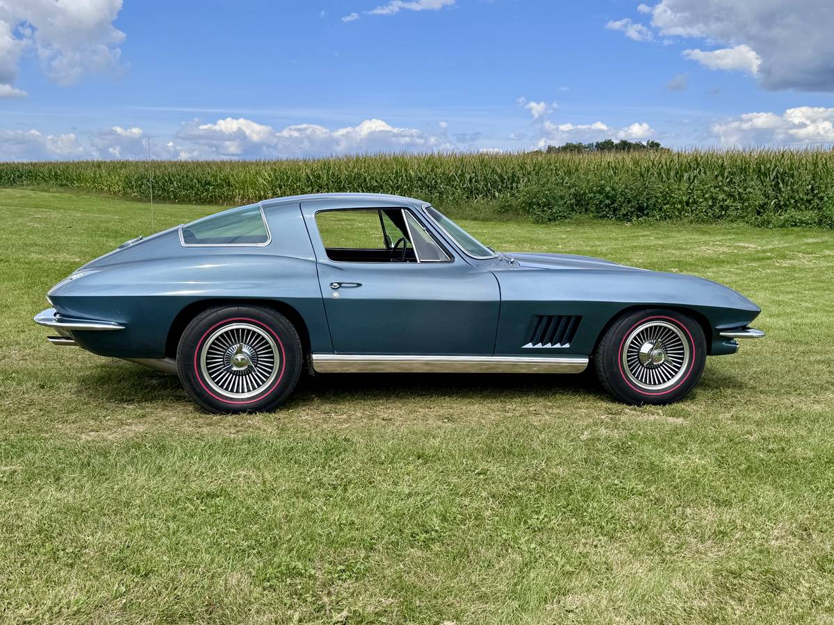 Chevrolet-corvette-stingray-1966-white-21