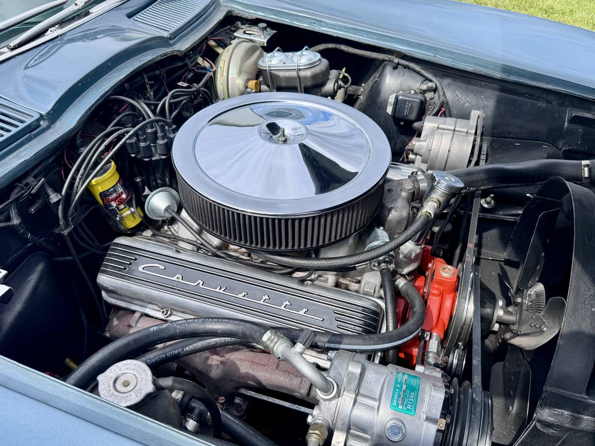 Chevrolet-corvette-stingray-1966-white-4