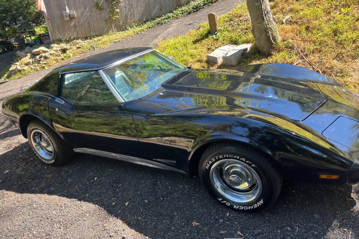 Chevrolet-corvette-stingray-1975-black-4