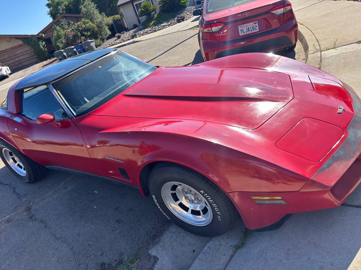 Chevrolet-corvette-stingray-1982-1