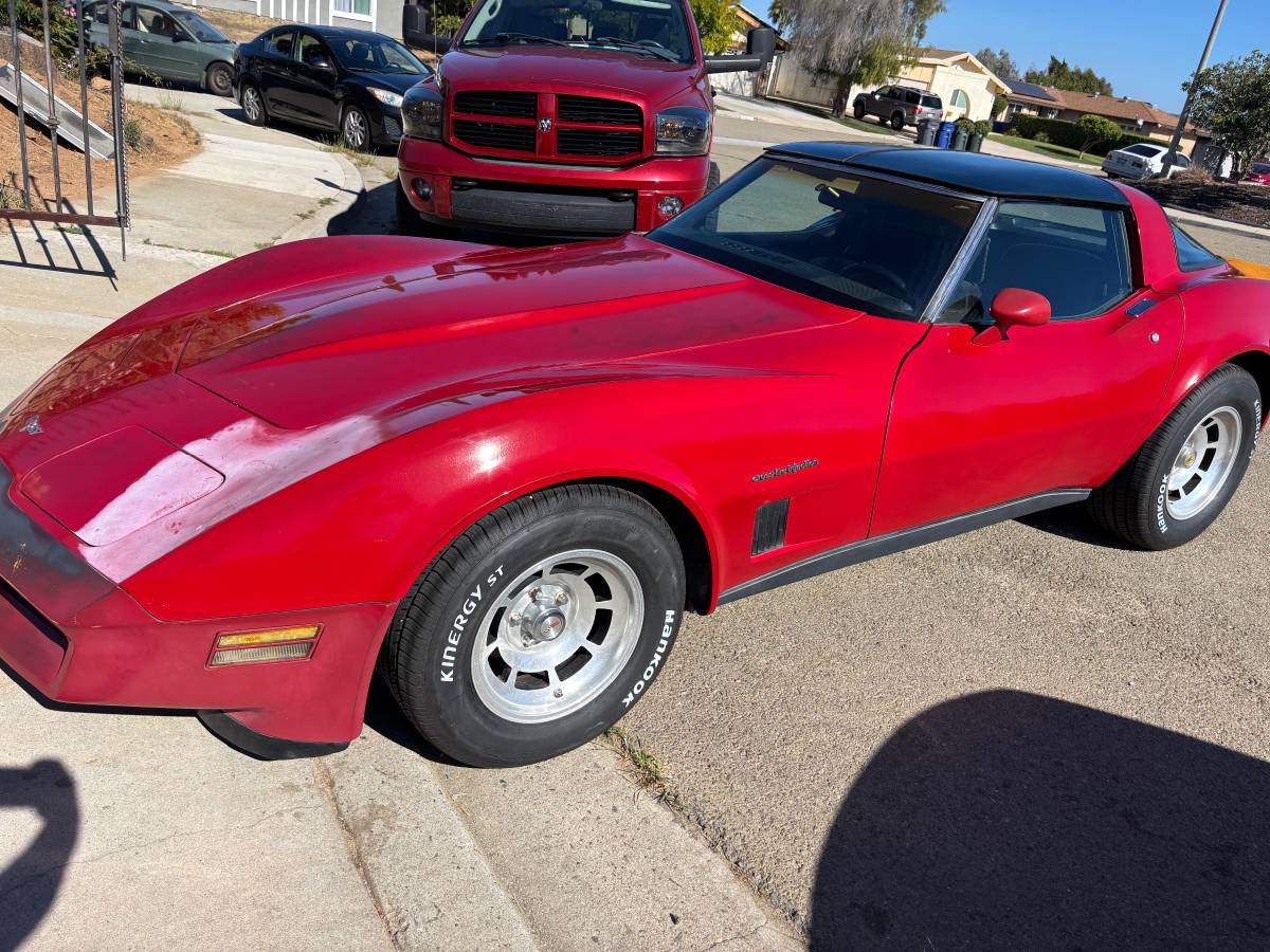 Chevrolet-corvette-stingray-1982-2