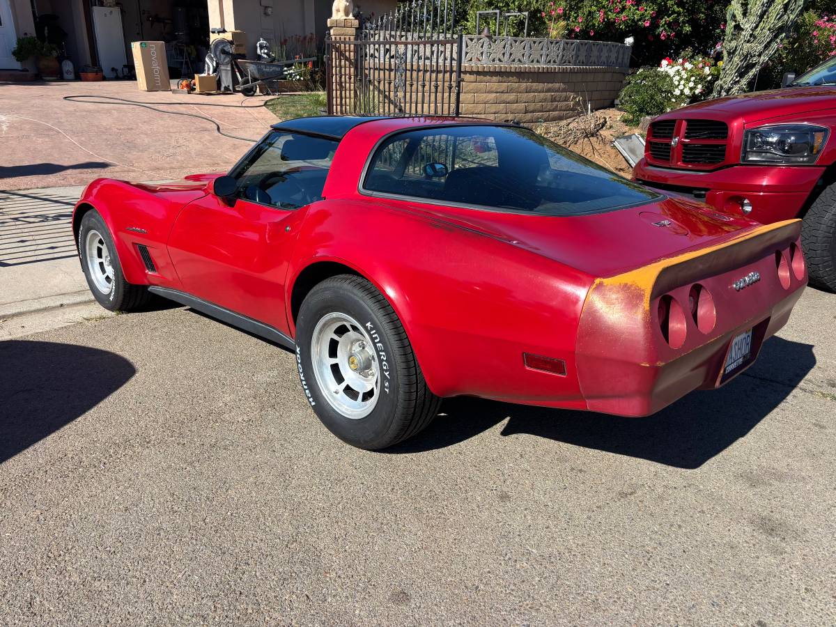 Chevrolet-corvette-stingray-1982-3