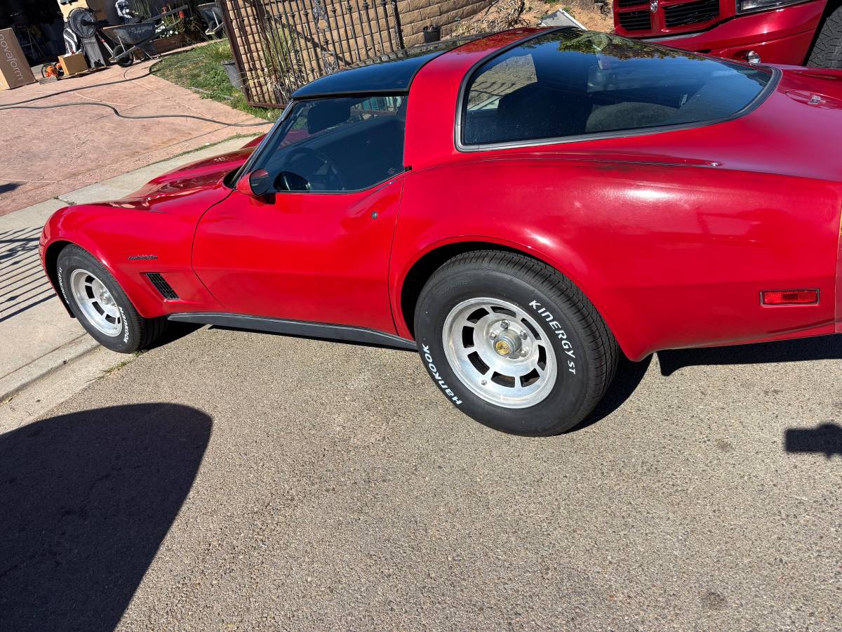 Chevrolet-corvette-stingray-1982-4