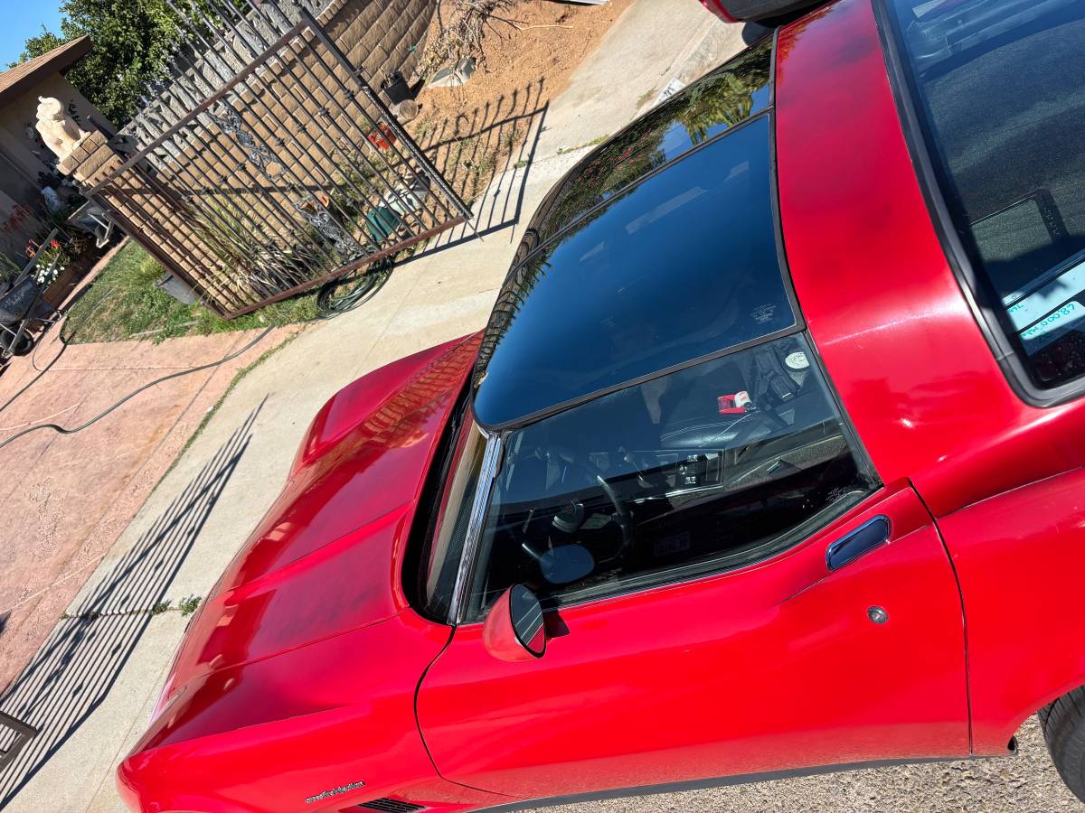 Chevrolet-corvette-stingray-1982