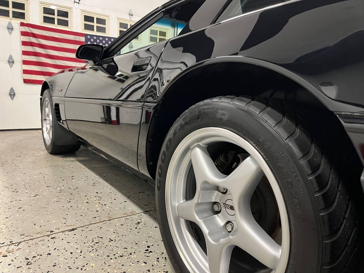 Chevrolet-corvette-zr1-1995-black-16