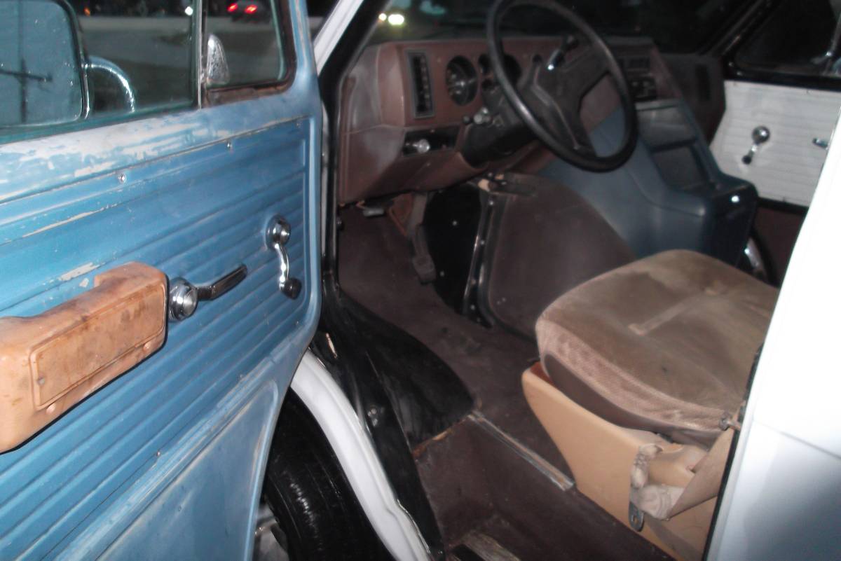 Chevrolet-g-series-12-ton-van-1986-grey-4