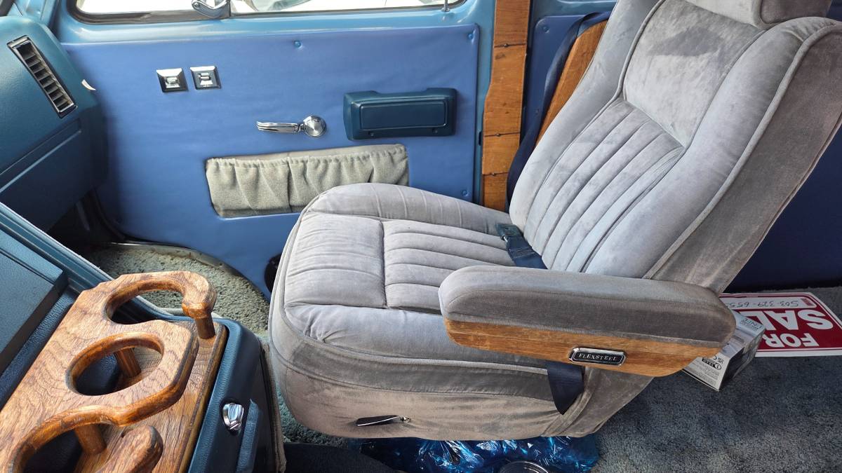 Chevrolet-g-series-34-ton-diesel-1983-blue-13