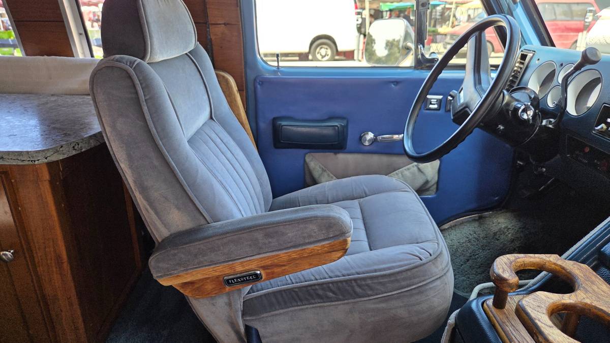Chevrolet-g-series-34-ton-diesel-1983-blue-14