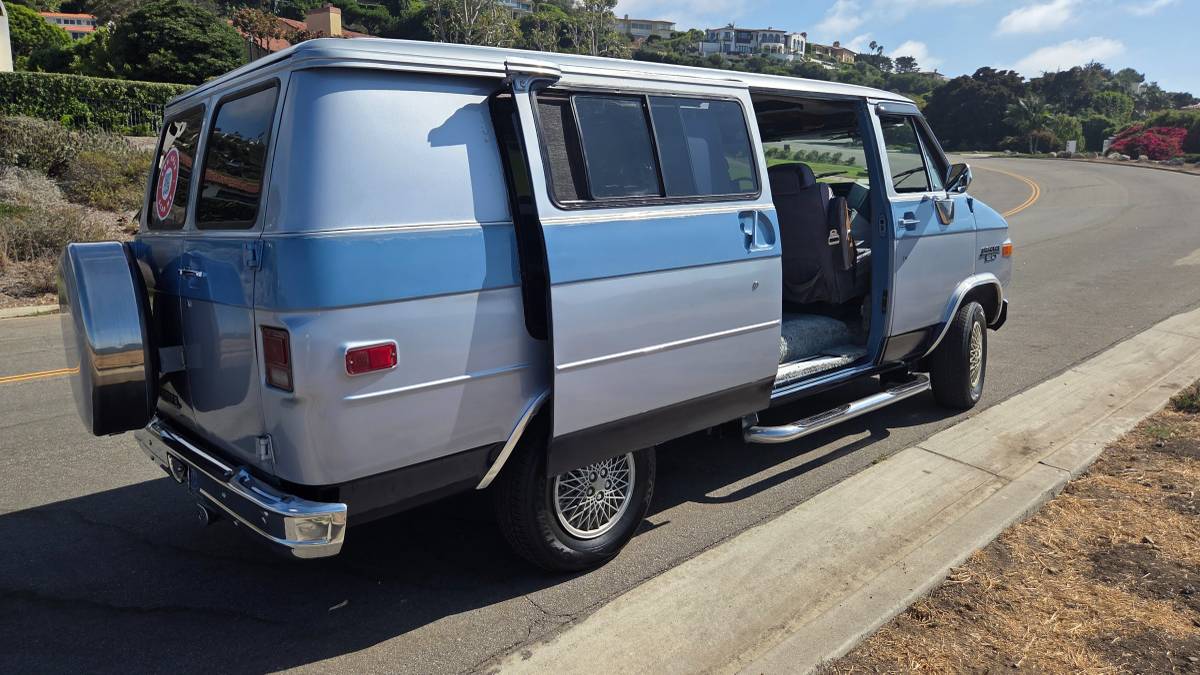 Chevrolet-g-series-34-ton-diesel-1983-blue-8
