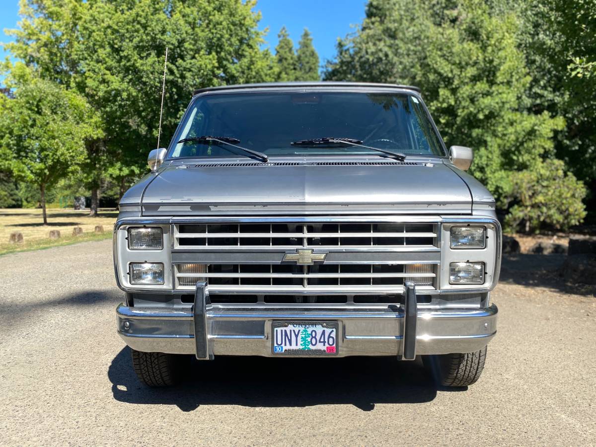 Chevrolet-g-series-34-ton-nominal-1987-silver-4