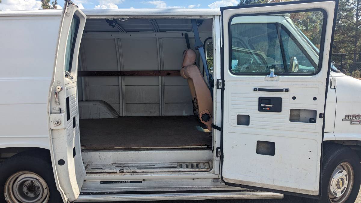 Chevrolet-g-series-34-ton-nominal-1994-white-14