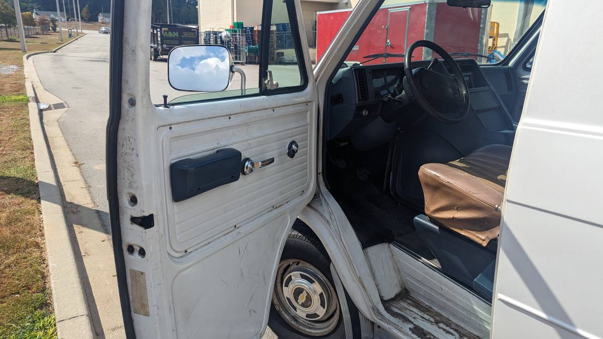 Chevrolet-g-series-34-ton-nominal-1994-white-9