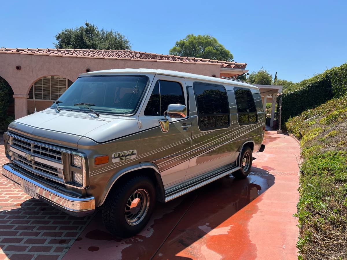 Chevrolet-g20-van-1991-grey-1
