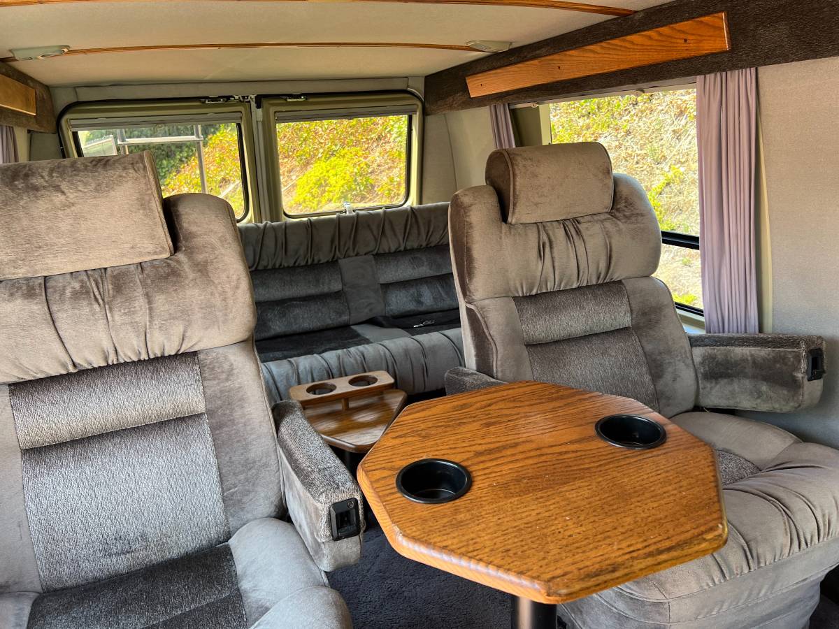 Chevrolet-g20-van-1991-grey-12