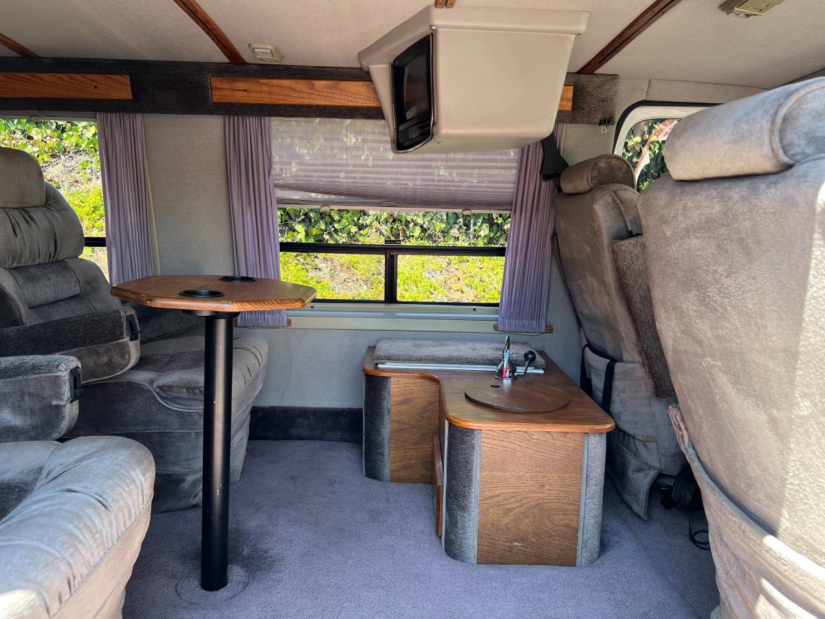 Chevrolet-g20-van-1991-grey-13