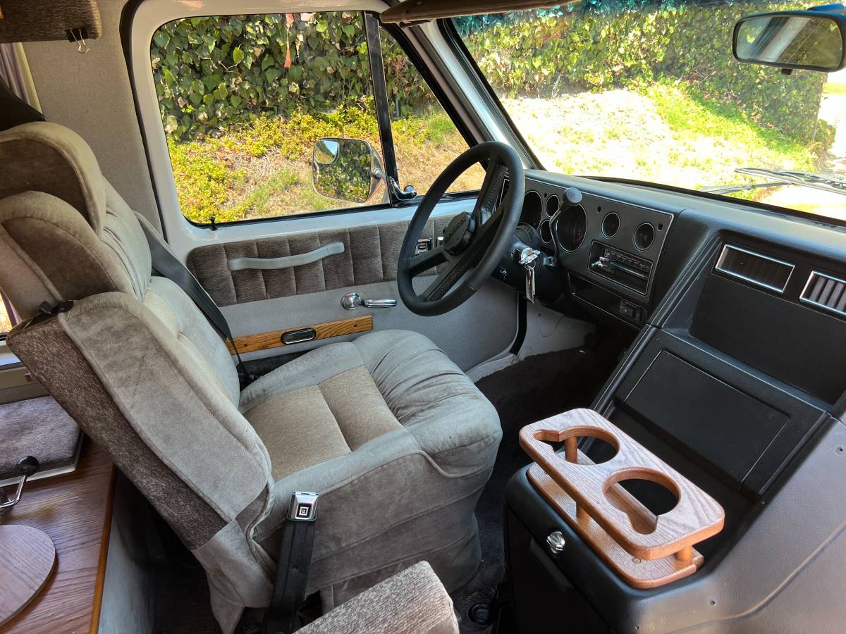 Chevrolet-g20-van-1991-grey-15