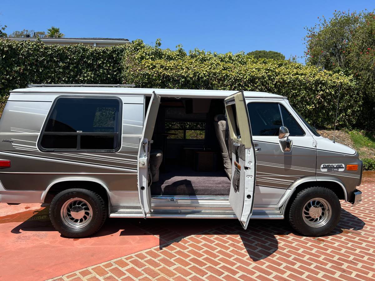 Chevrolet-g20-van-1991-grey-2