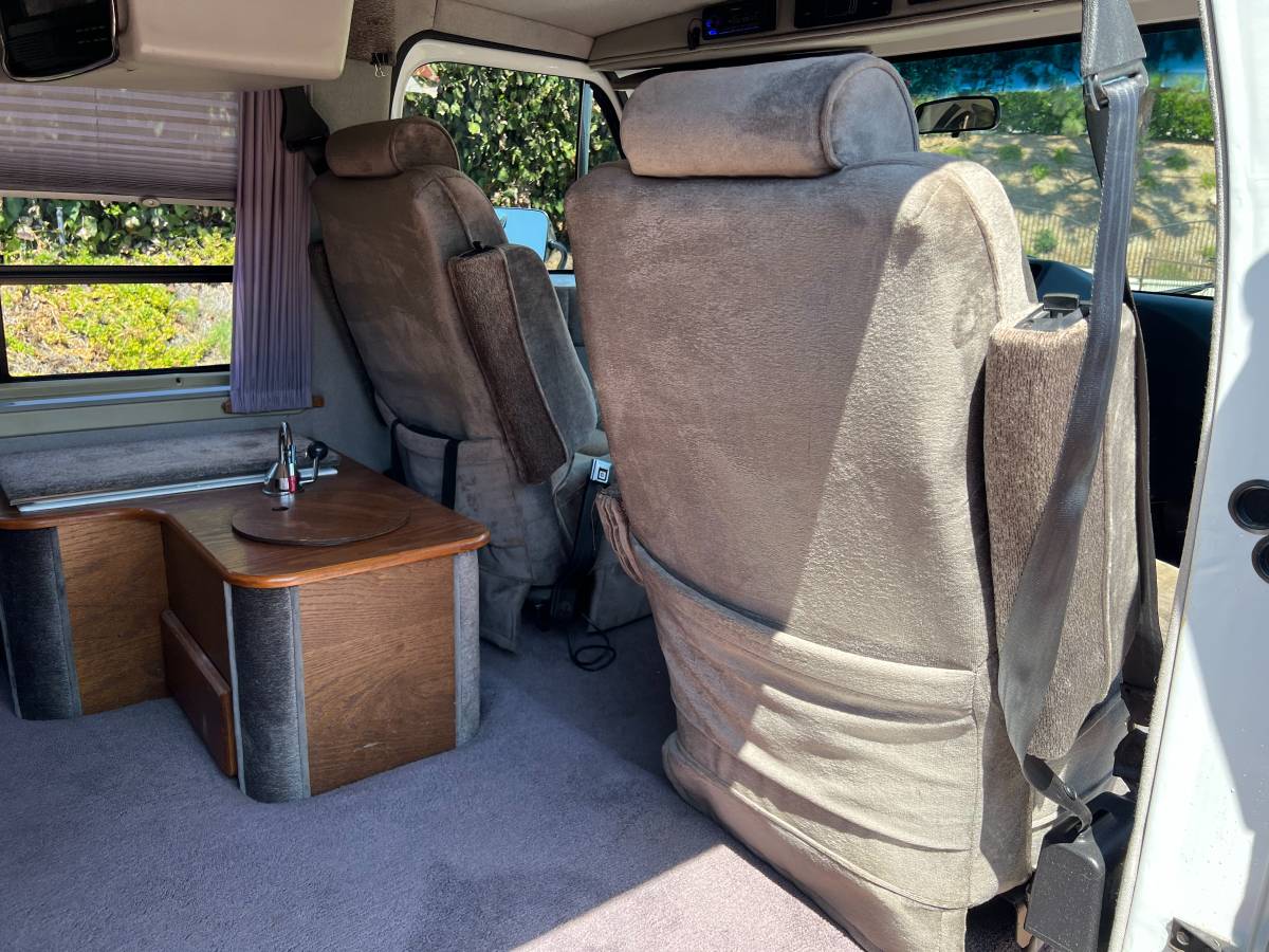 Chevrolet-g20-van-1991-grey-5