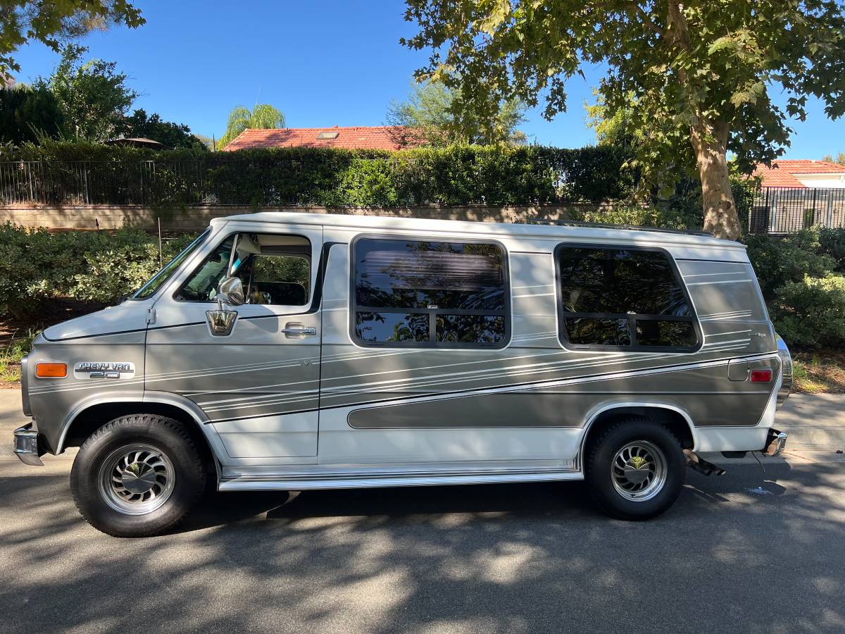 Chevrolet-g20-van-1991-grey
