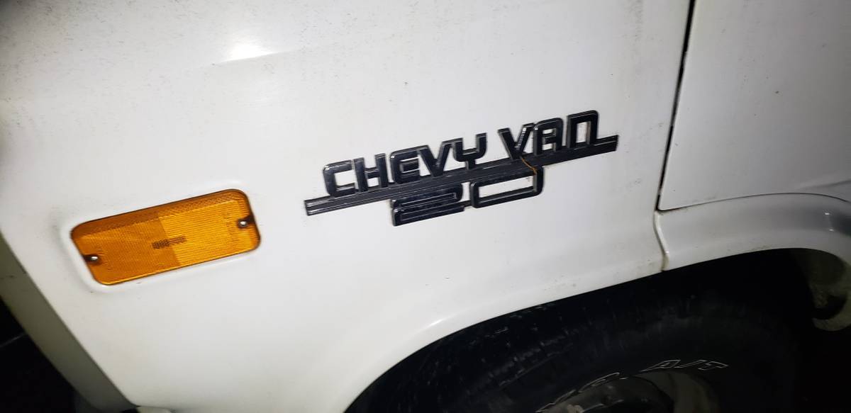 Chevrolet-g20-van-1995-white-4