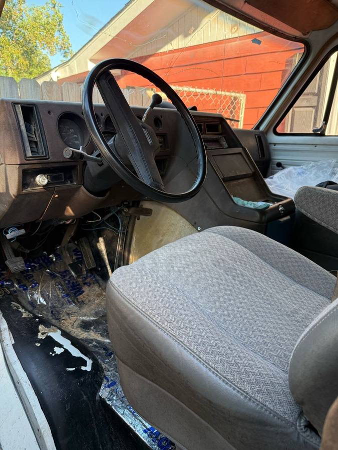 Chevrolet-g30-1986-white-13