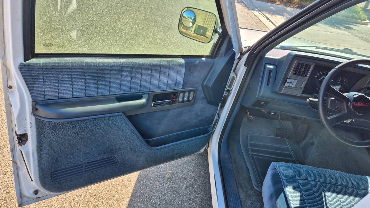 Chevrolet-gmt-400-12-ton-nominal-1990-white-15