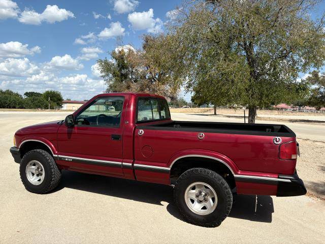 Chevrolet-s10-pickup-1995-custom-1