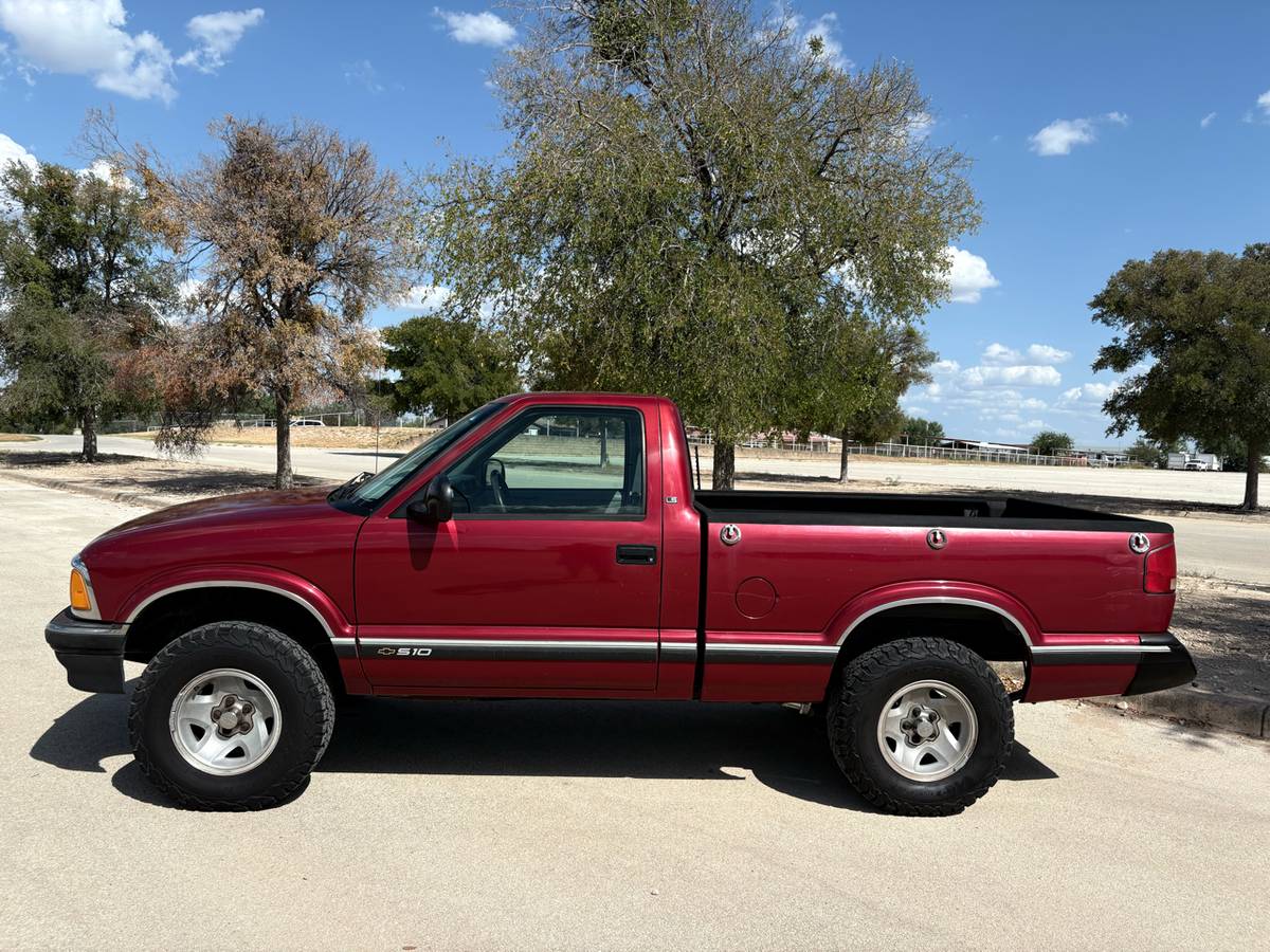 Chevrolet-s10-pickup-1995-custom-40